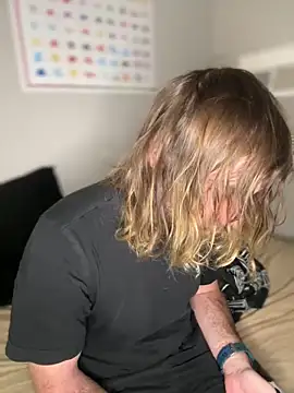 4kUsh2Fashion0 online show from January 21, 2025, 12:15 am