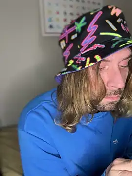 4kUsh2Fashion0 online show from January 22, 2025, 5:28 pm