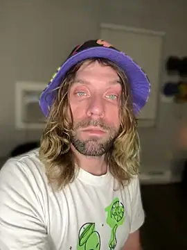 4kUsh2Fashion0 online show from January 24, 2025, 4:27 am