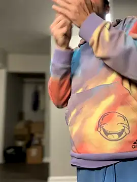 4kUsh2Fashion0 online show from October 20, 2025, 2:39 pm