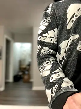 4kUsh2Fashion0 online show from November 5, 2025, 1:44 pm