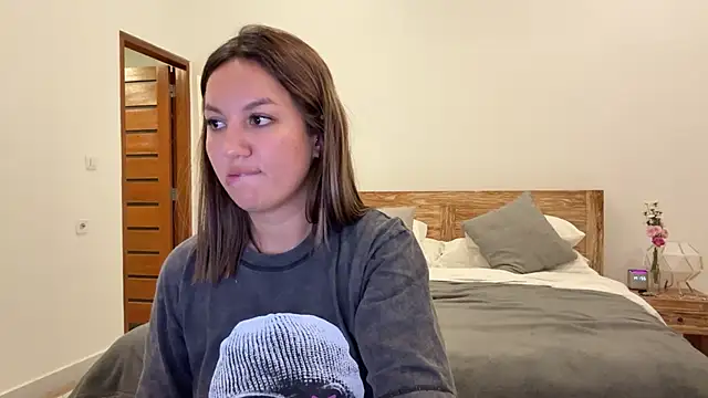 Nelly Fischer online show from September 30, 2025, 2:11 pm