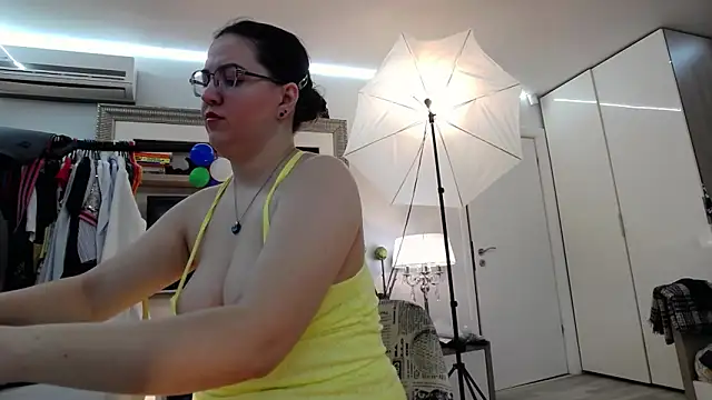 ILoveToFeelU online show from March 4, 2025, 1:06 pm