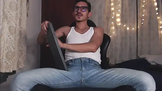 HomeAloneK online show from September 29, 2025, 8:24 pm