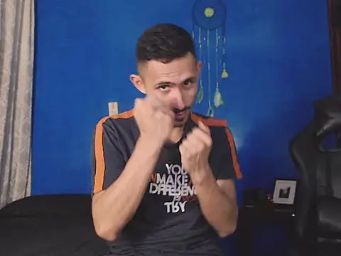 HomeAloneK online show from November 4, 2025, 7:35 pm