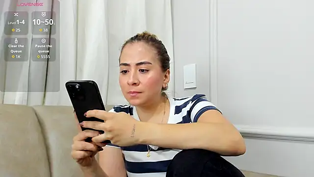 Lia walton online show from November 28, 2025, 5:04 pm