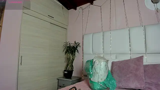 kiana cream online show from March 19, 2025, 11:50 am