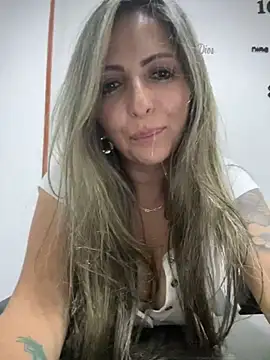 Snapshot of _Abril-Office1 chatting on December 5, 2024, 10:45 pm Abril-Office1 online show from December 5, 2024, 10:45 pm