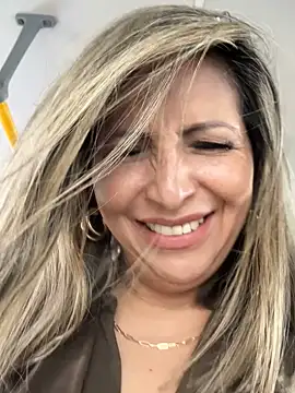 Snapshot of _Abril-Office1 chatting on December 20, 2024, 6:02 pm Abril-Office1 online show from December 20, 2024, 6:02 pm