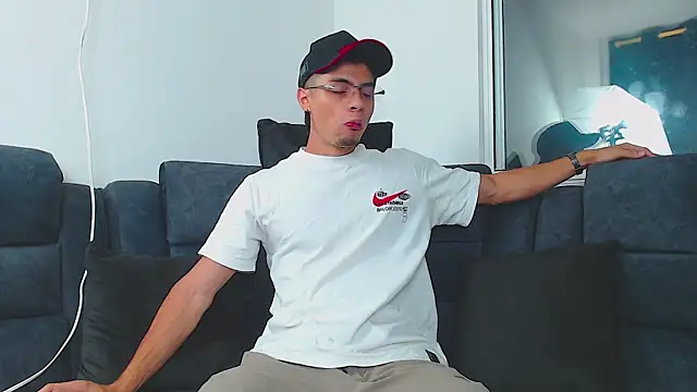 Stiven CL online show from February 22, 2025, 12:16 am