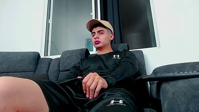 Stiven CL online show from October 21, 2025, 10:21 pm