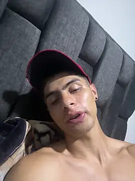 Stiven CL online show from April 14, 2026, 5:35 am