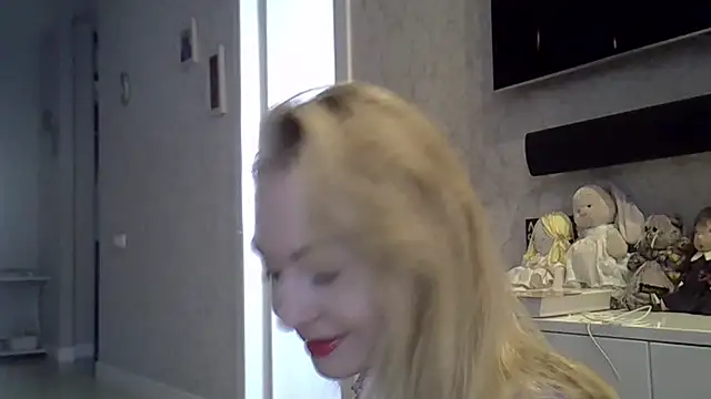 ZarinaSwift online show from September 18, 2025, 4:25 am