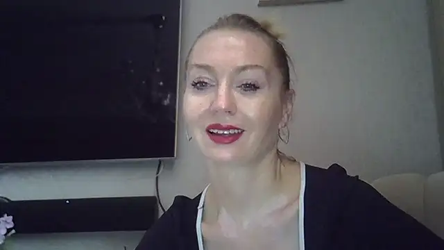 ZarinaSwift online show from October 4, 2025, 7:17 am