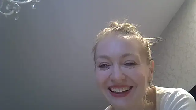 ZarinaSwift online show from April 7, 2026, 10:59 am