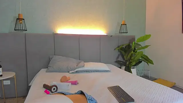 LiaVelez online show from March 19, 2025, 12:45 pm