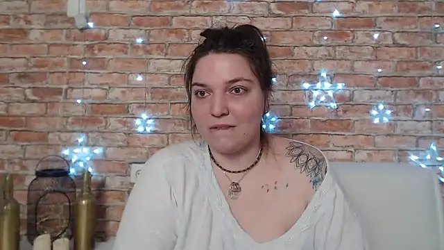 Amelia Kiss  online show from February 5, 2025, 3:45 am