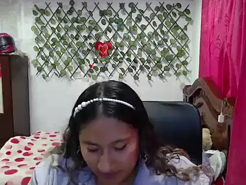 Snapshot of EmilyLove1014 chatting on December 1, 2024, 10:21 pm EmilyLove1014 online show from December 1, 2024, 10:21 pm