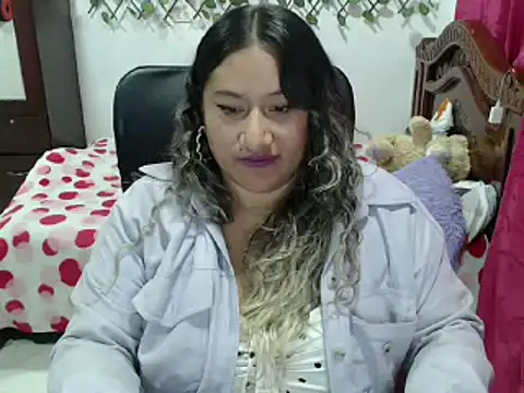 Snapshot of EmilyLove1014 chatting on December 2, 2024, 1:25 am EmilyLove1014 online show from December 2, 2024, 1:25 am