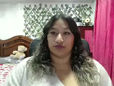 Snapshot of EmilyLove1014 chatting on January 13, 2025, 10:45 pm EmilyLove1014 online show from January 13, 2025, 10:45 pm