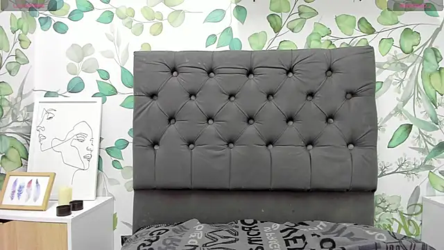 atilanadiaz7 online show from February 12, 2025, 5:37 pm