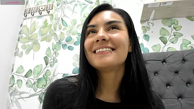 atilanadiaz7 online show from October 28, 2025, 5:04 pm