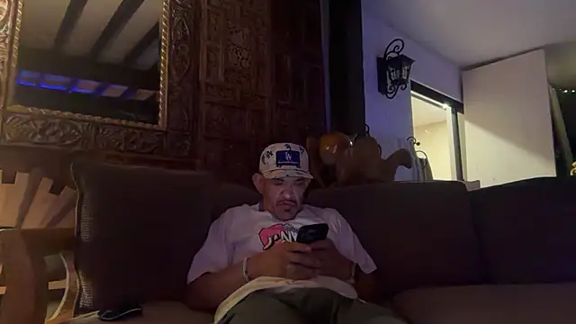 RoodoggXL online show from December 17, 2025, 3:12 am