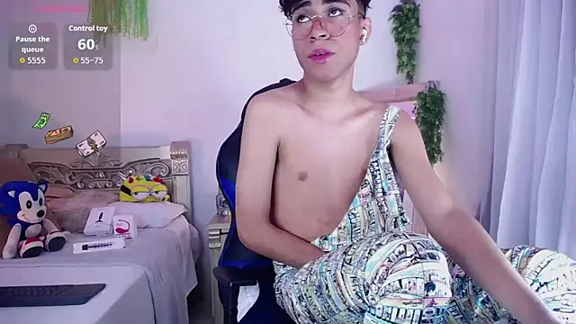 huge armound online show from September 25, 2025, 5:44 am