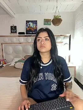 lucianaroy online show from February 10, 2025, 8:53 pm