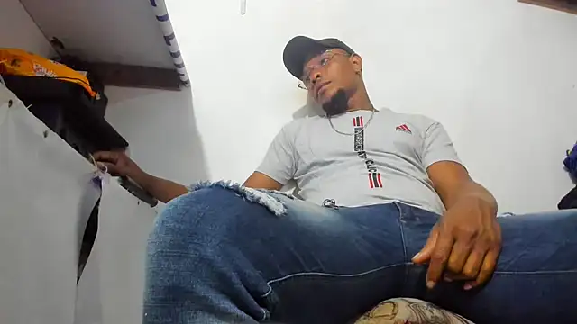 hugo3918  online show from November 22, 2025, 1:04 am