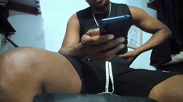 hugo3918  online show from May 13, 2026, 12:19 am