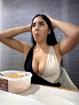 MarianaBenz online show from April 27, 2026, 1:36 am