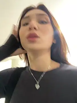 QuitieLia online show from December 12, 2024, 3:27 pm