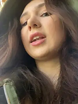 QuitieLia online show from December 16, 2024, 3:11 pm