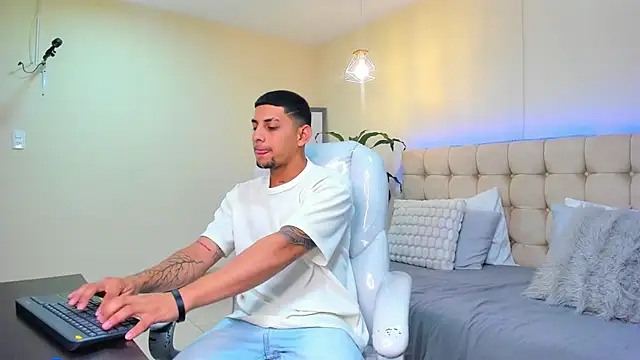 Alex cute77 online show from February 15, 2025, 12:22 pm