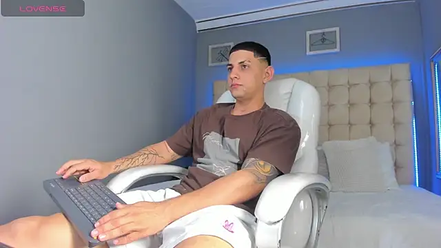 Alex cute77 online show from September 24, 2025, 12:41 pm