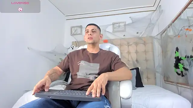 Alex cute77 online show from October 15, 2025, 10:48 am