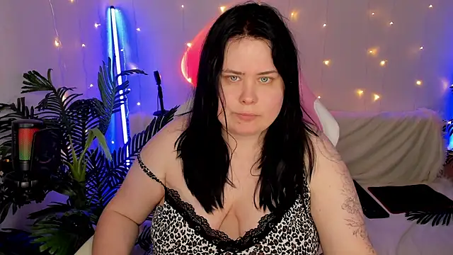 Snapshot of Akemi_BBW chatting on December 17, 2024, 6:53 pm Akemi BBW online show from December 17, 2024, 6:53 pm