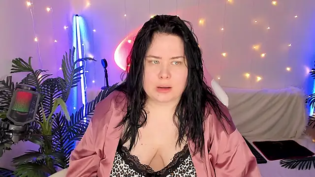 Snapshot of Akemi_BBW chatting on December 20, 2024, 4:20 am Akemi BBW online show from December 20, 2024, 4:20 am