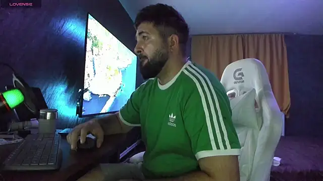 Snapshot of Eduu2322 chatting on October 28, 2025, 9:28 pm Eduu2322 online show from October 28, 2025, 9:28 pm