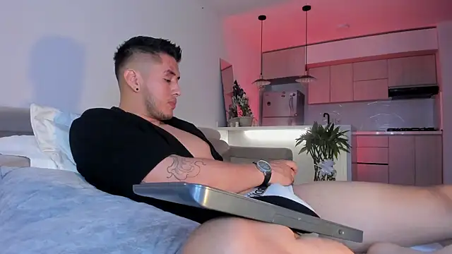 Snapshot of Chriskyle_ chatting on February 1, 2025, 2:47 am Chriskyle  online show from February 1, 2025, 2:47 am