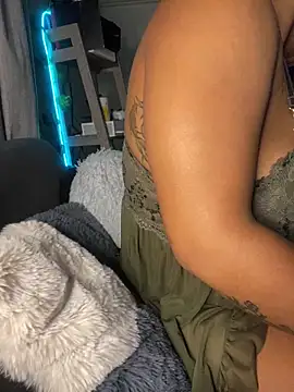 Snapshot of YellowHoneyDip chatting on April 26, 2026, 5:16 am YellowHoneyDip online show from April 26, 2026, 5:16 am