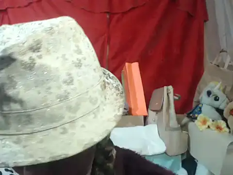 hottieperla online show from November 24, 2025, 6:29 pm