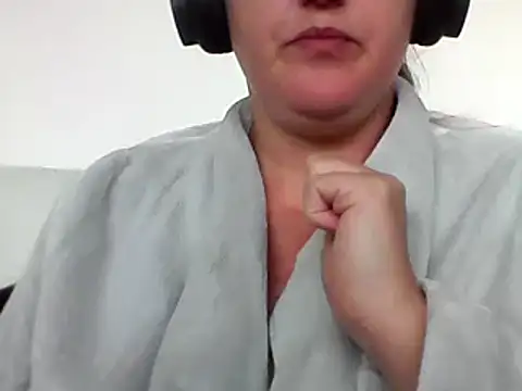 Snapshot of DragoneSFR chatting on February 2, 2025, 3:28 pm DragoneSFR online show from February 2, 2025, 3:28 pm