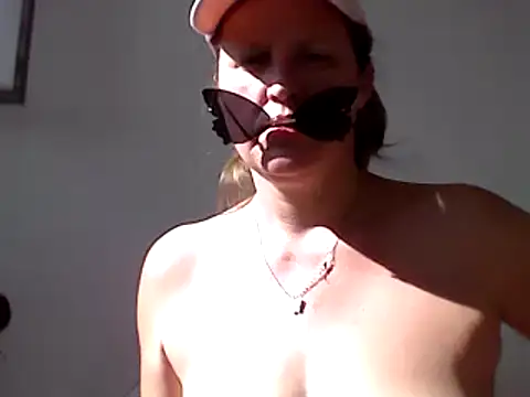 Snapshot of DragoneSFR chatting on March 5, 2025, 11:38 am DragoneSFR online show from March 5, 2025, 11:38 am