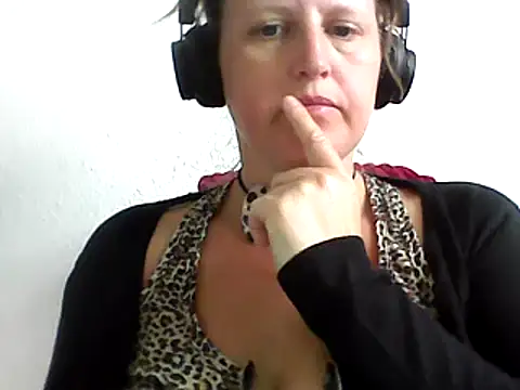 Snapshot of DragoneSFR chatting on March 11, 2025, 9:56 am DragoneSFR online show from March 11, 2025, 9:56 am