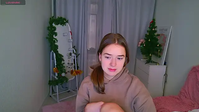 LovelyJessie online show from December 15, 2025, 1:37 pm