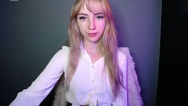 LuciaYoung online show from December 20, 2025, 7:32 pm