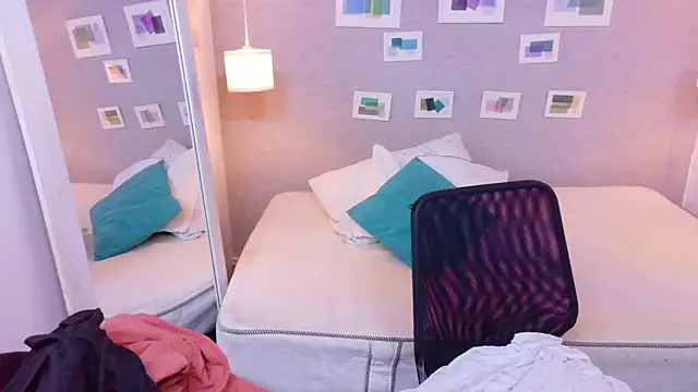 kiara evanss online show from December 13, 2025, 8:04 pm