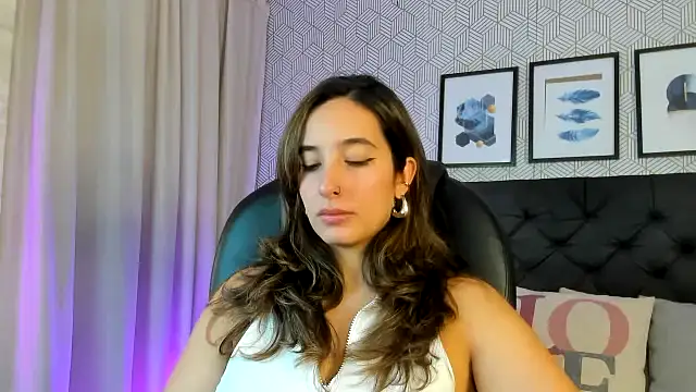 Snapshot of emma__smith1 chatting on February 13, 2025, 12:21 pm emma  smith1 online show from February 13, 2025, 12:21 pm